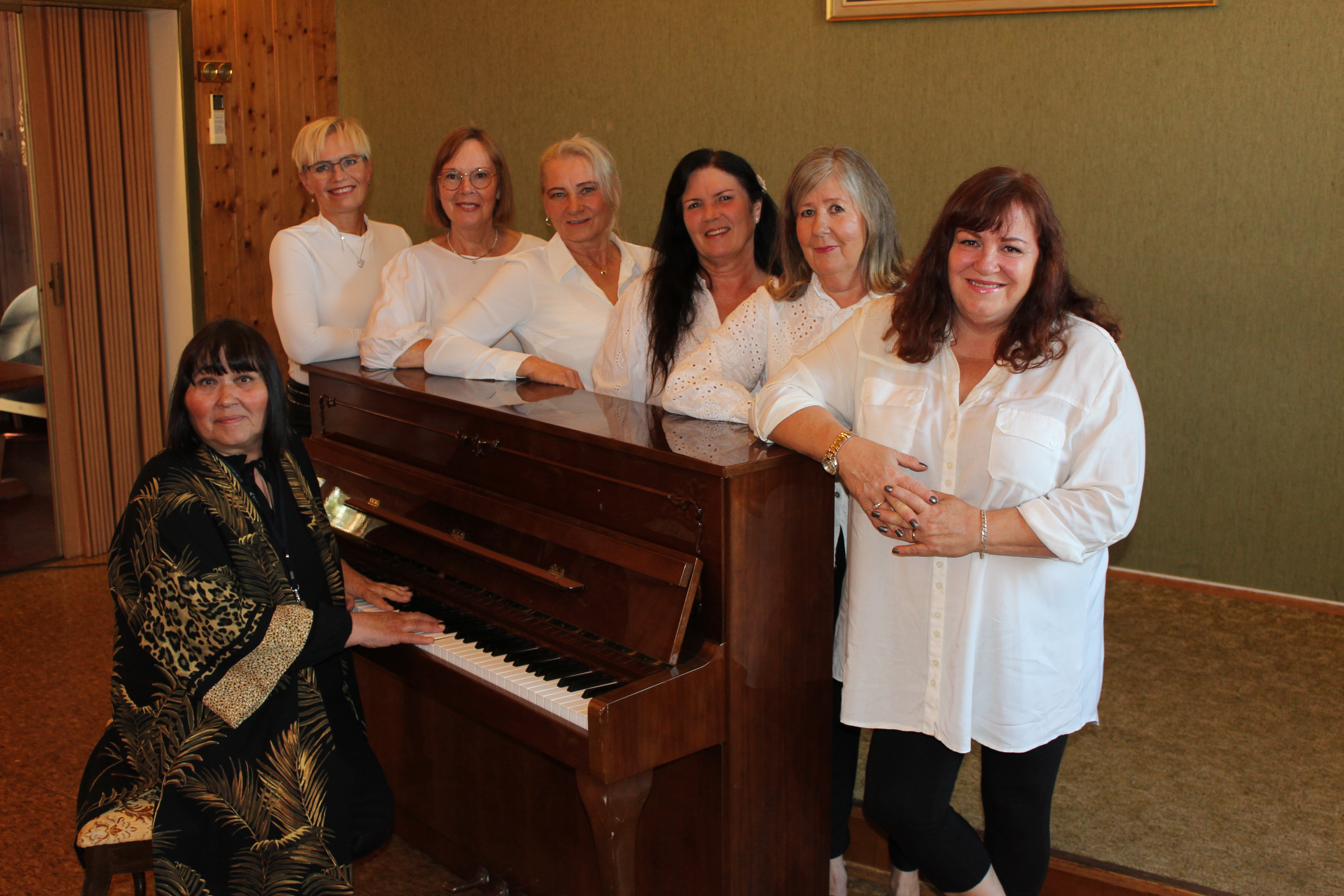 Gruppebilde foran piano nr. 2.