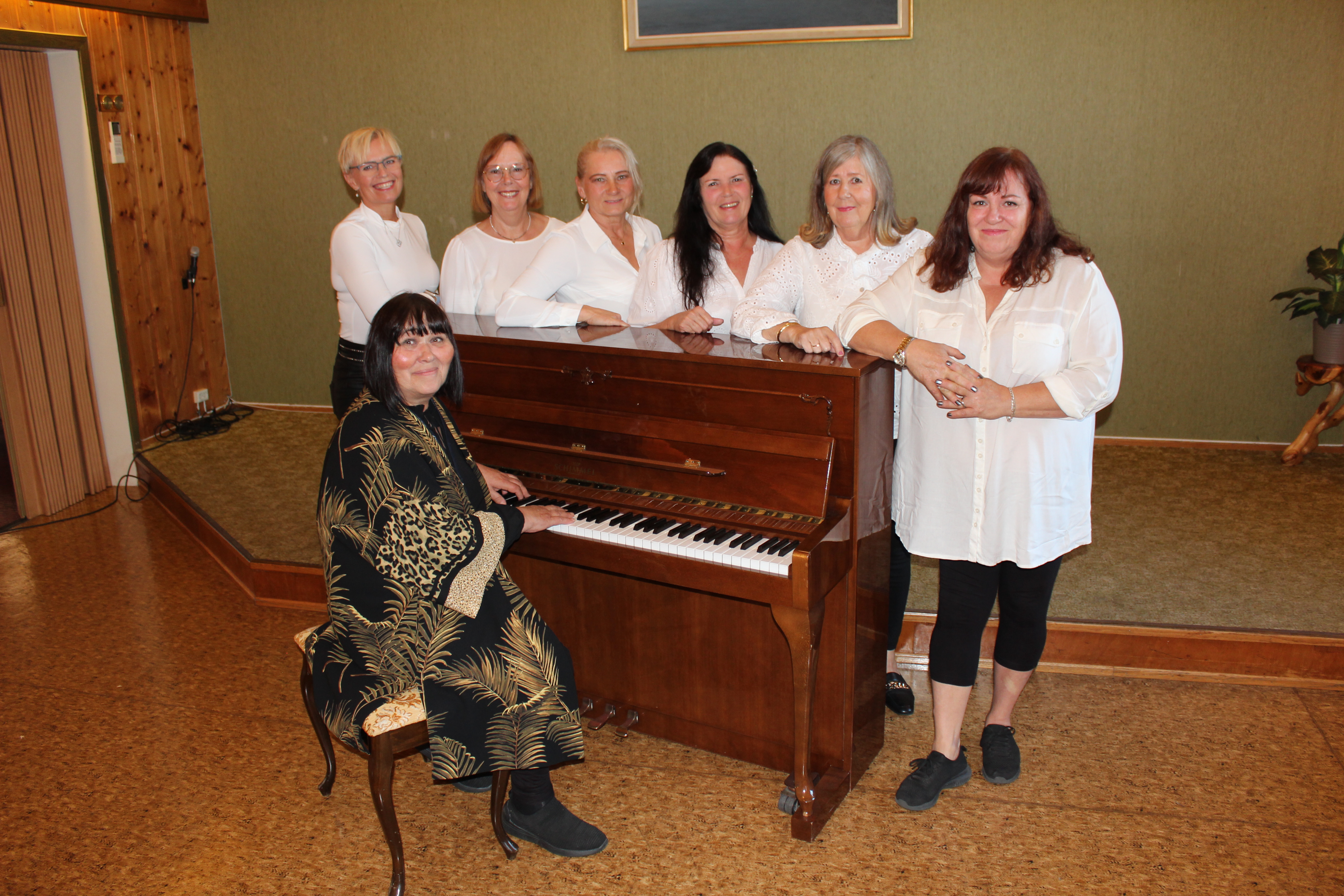 Gruppebilde foran piano nr. 2.